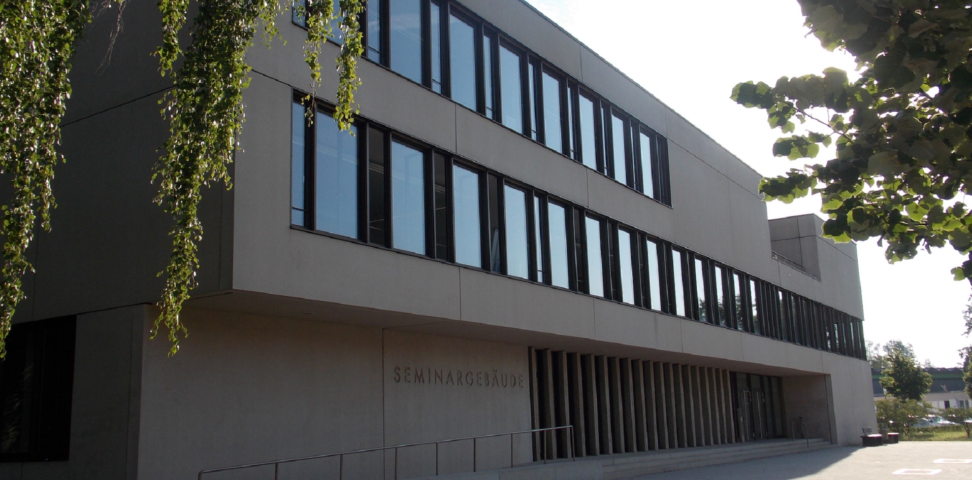 Foto des Seminargebäudes im Aus- und Fortbildungszentrum von außen, Eingangsbereich