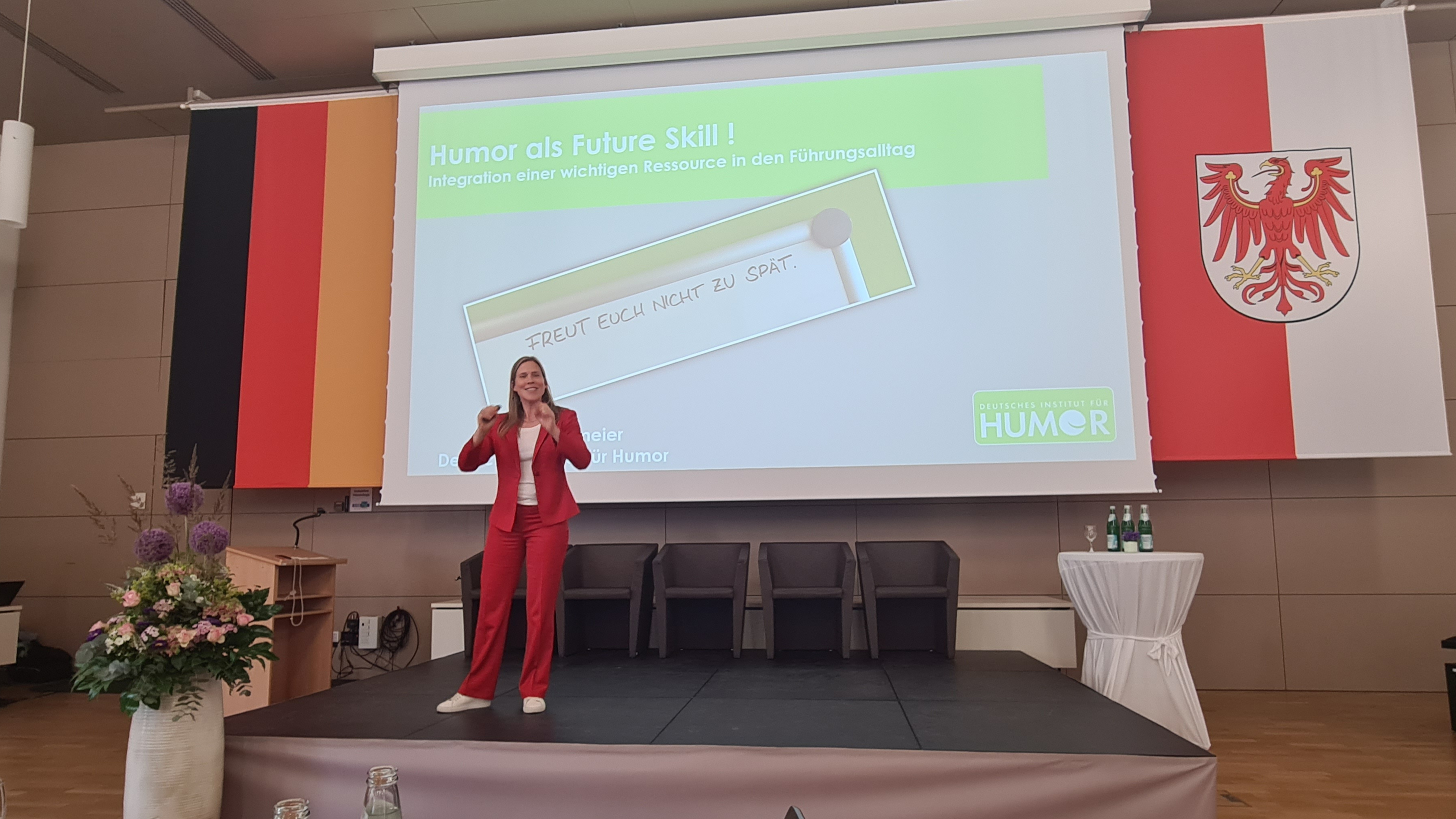 Humorexpertin Katrin Hansmeier auf der Bühne