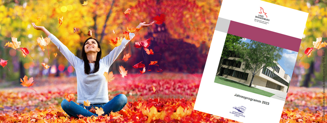 Bild: eine Frau sitzt im Blätterhaufen und wirft vor Freude rote und gelbe Blätter hoch, daneben ist das Cover des Jahresprogramms abgebildet