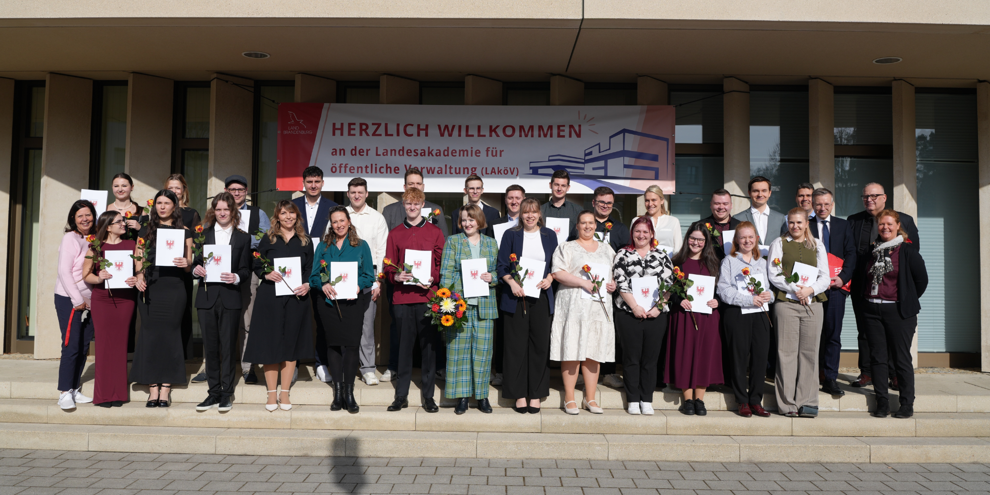 Die beiden Klassen des MAVD Einstellungsjahrgangs 2023 mit Lehrkräften und Staatssekretär