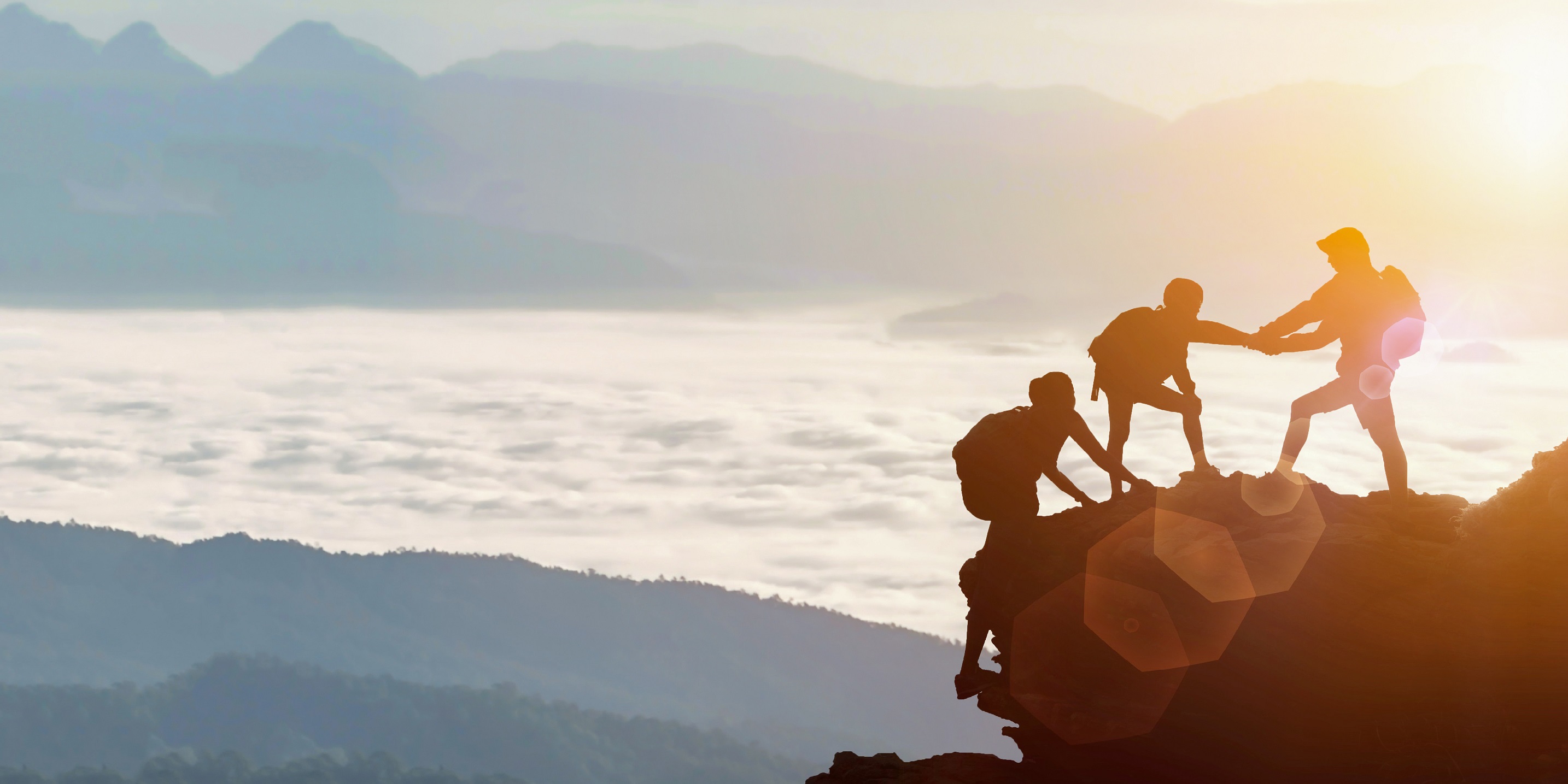 Bergsteiger erklimmen einen Berg