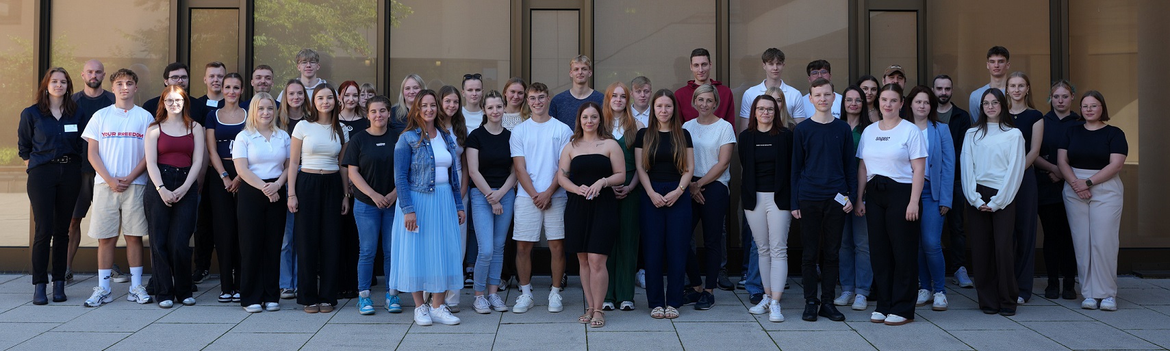 Das Bild zeigt die Anwärterinnen und Anwärter beider Ausbildungsklassen des MAVD 2025