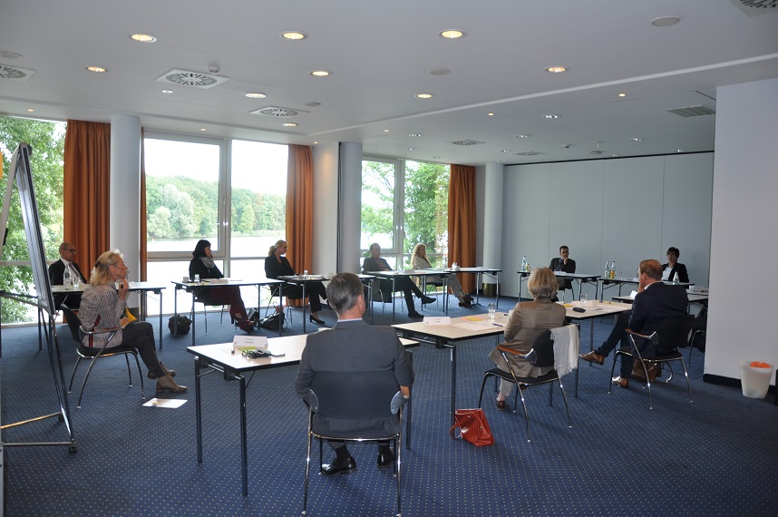 Bild: Gruppenfoto im Seminarraum, alle Teilnehmende des Führungskollegs sitzen in U-Form an den Tischen