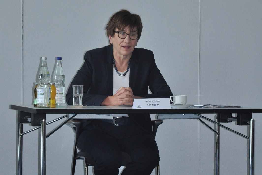Bild: Das Bild zeigt die Ministerin und Chefin der Stattskanzlei Kathrin Schneider sitzend