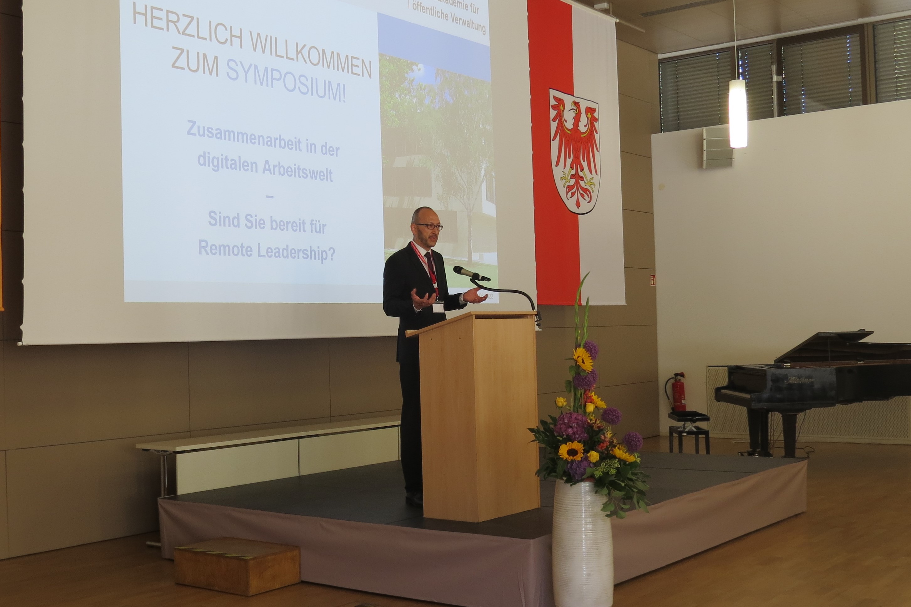 Thilo Gebauer, amt. Leiter der Landesakademie spricht auf dem Podium