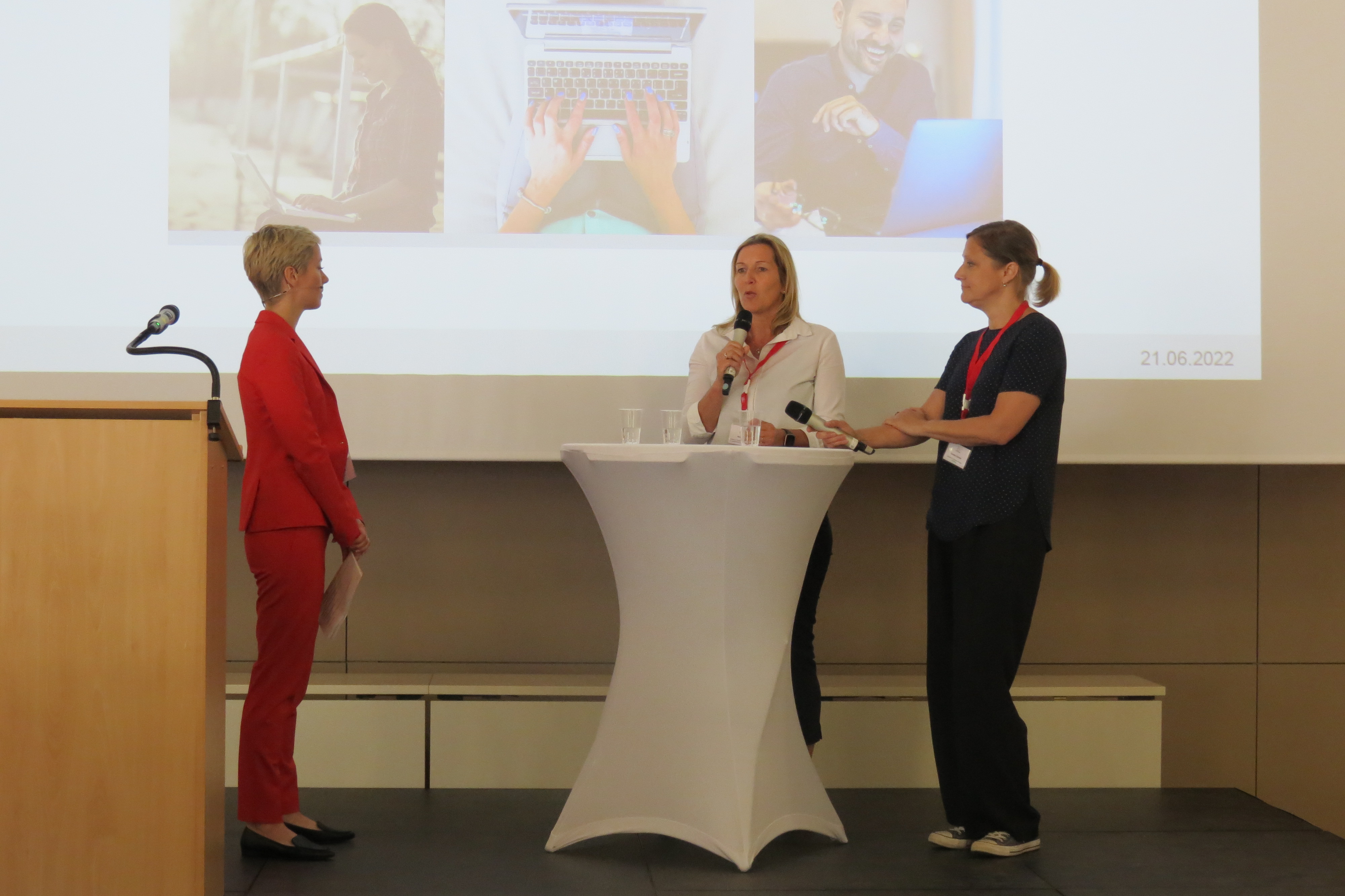 Die Moderatorin Frau Oswald spricht mit Anne Stolpe (MSGIV) und Christina Schröter (LASV)