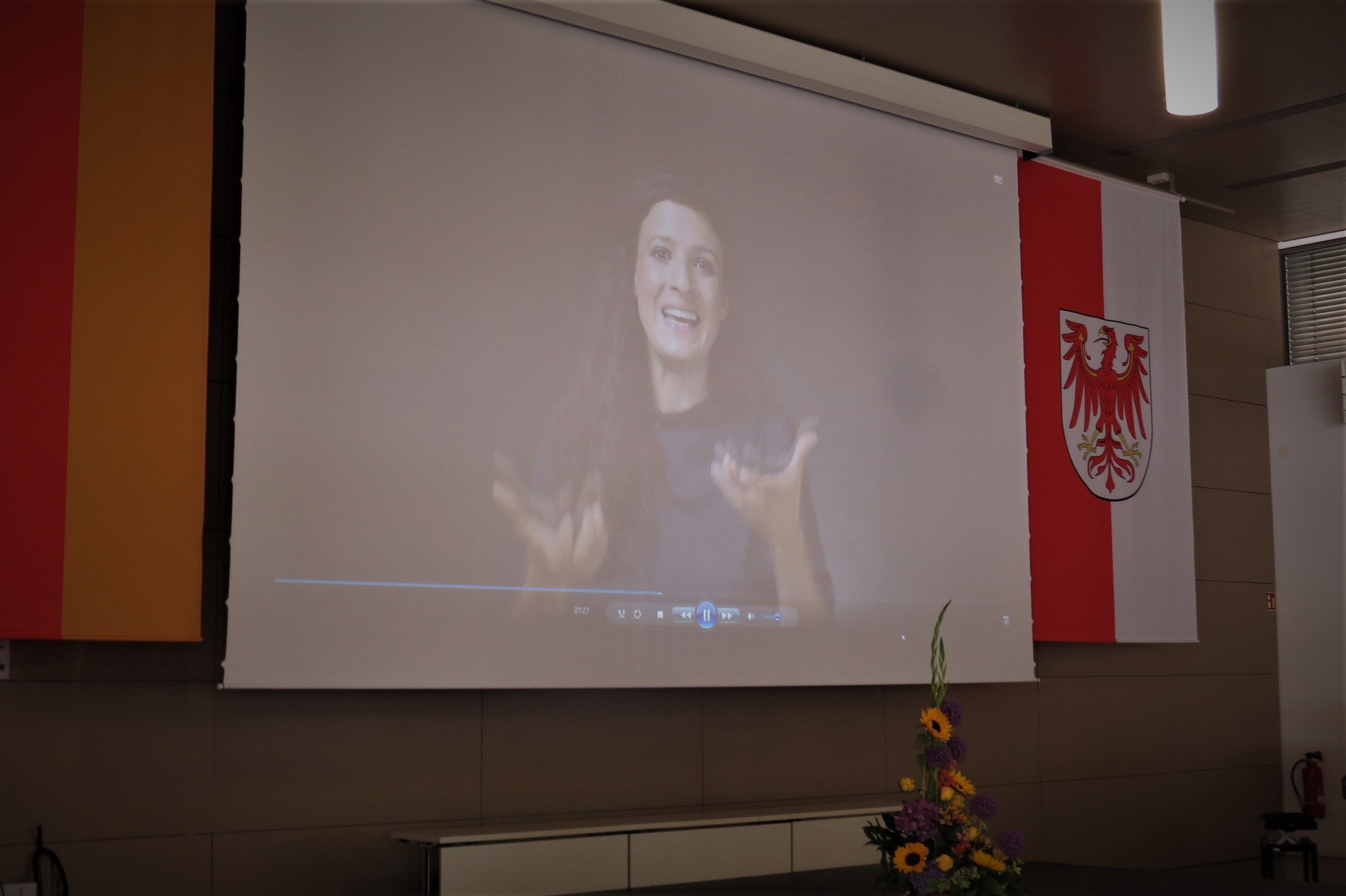 Übertragung der Poetry-Slam-Gewinnerin und Schauspielerin Dominique Macri über den Bildschirm