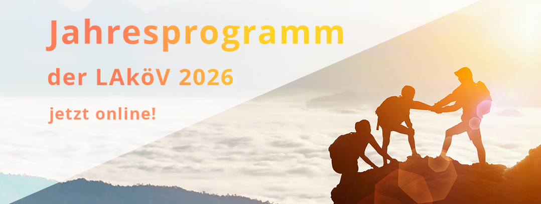 Bild: Bergsteiger erklimmen einen Berg, Slider mit Aufschrift: Jahresprogramm 2026 der LAköV - jetzt online!
