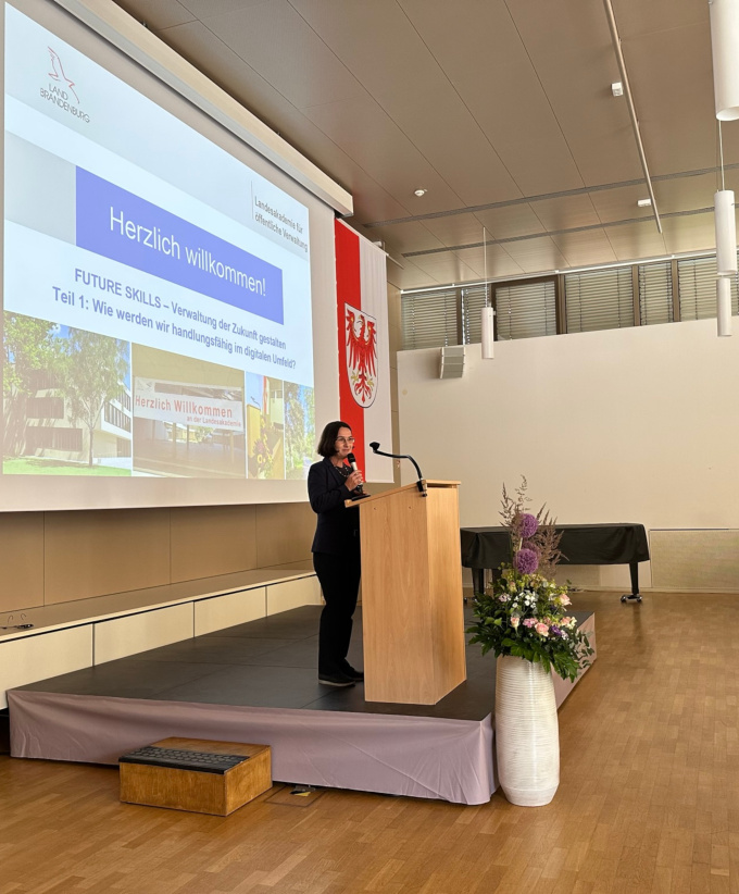 Die Leiterin der LAköV eröffnet das Symposium