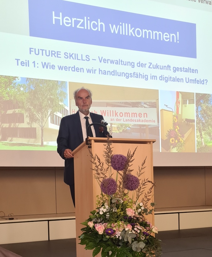 Staatssekretär Grünewald spricht am Stehtpult eine Keynote zum Thema Future Skills