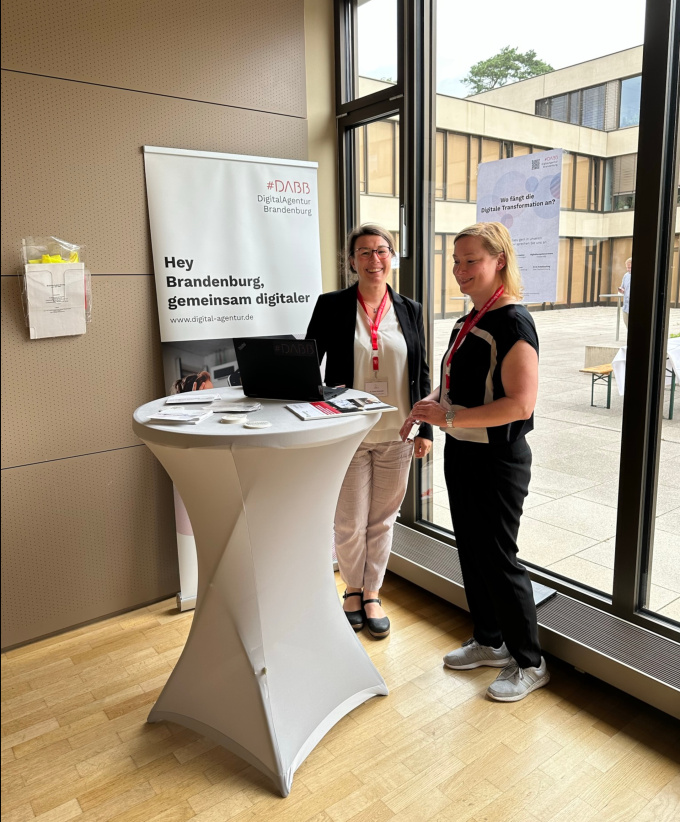 Vertreterinnen der Digitalagentur Brandenburg präsentieren ihr Angebot am Stehtisch
