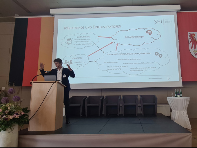 Prof. Dr. Tino Schuppan präsentiert auf der Bühne