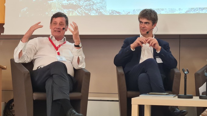 Prof. Dr. Herrmann Hill und Prof. Dr. Tino Schuppan auf der Bühne sitzend während der Podiumsdiskussion