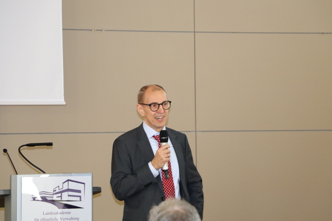 Herr Donderski, Referatsleiter Referat 16 im MIK, spricht ins Mikro