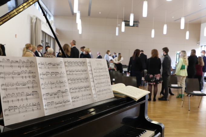 Notenblätter auf einem Klavier