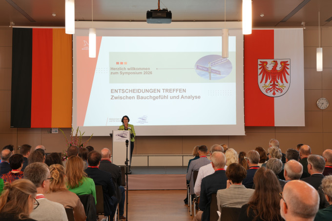 Frau Klingemann bei der Eröffnung des Symposiums 2026