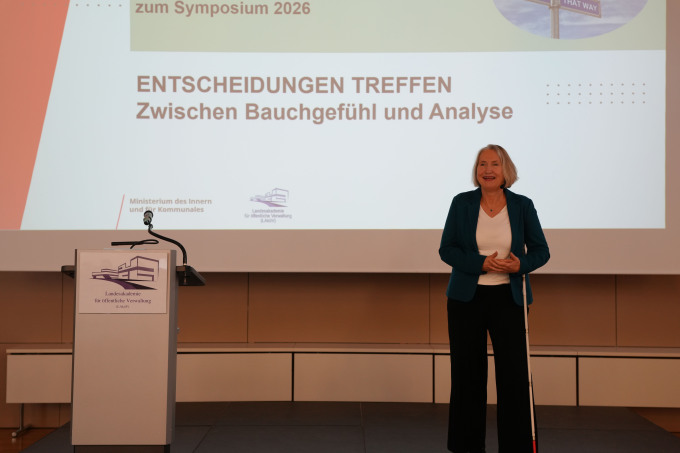 Frau Maack bei der Anmoderation von Herrn Redmann