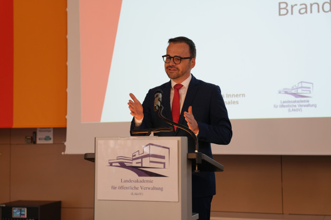 Herr Redmann mit seinem Grußwort bei der Eröffnung