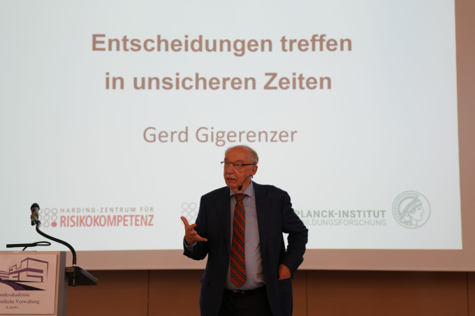 Herr Gigerenzer - Entscheidungen treffen in unsicheren Zeiten - Warum Abwarten keine Option ist