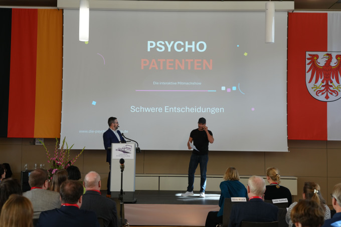 Die Referenten "Die Psychopatenten" Herr Dr. Stadelmaier & Herr Ronald Hild bei ihrer Mitmach-Show zum Thema „Entscheidungen treffen“