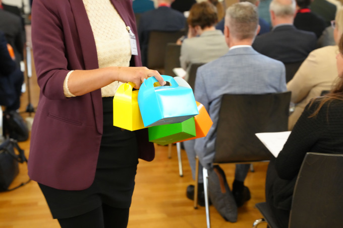 Foto bei der Verteilung der Boxen die für die Mitmachshow benötigt wurden