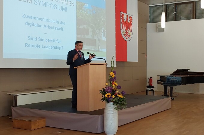 Innenstaatssekretär Uwe Schüler spricht auf dem Podium