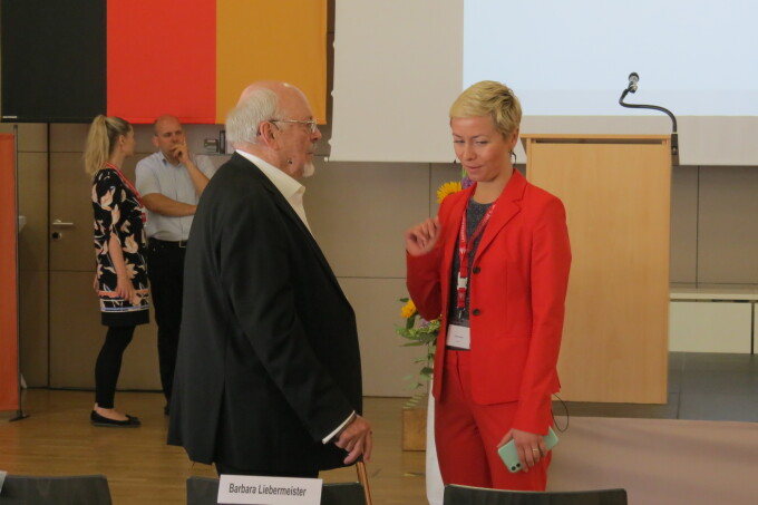 Die Moderatorin Frau Oswald spricht mit Politologieprofessor Peter Nieschmidt