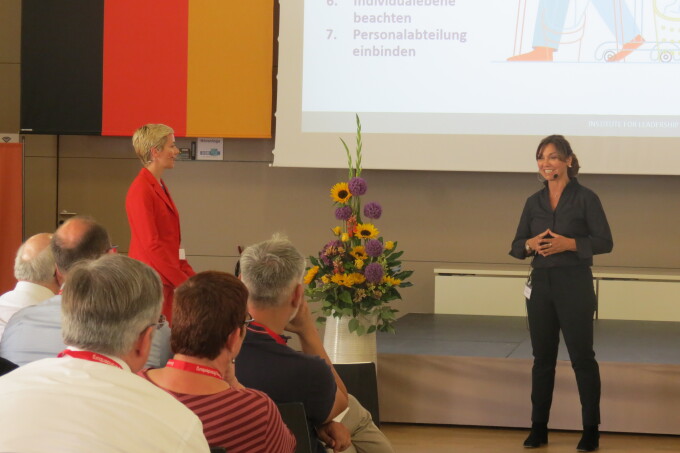 Die Moderatorin Frau Oswald spricht mit Barbara Liebermeister