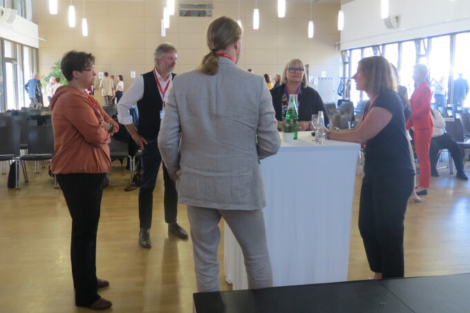 Austausch Teilnehmender am Stehtisch