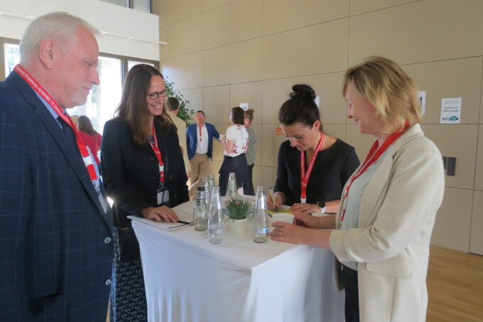 Austausch Teilnehmender bei der Gruppenarbeit am Nachmittag
