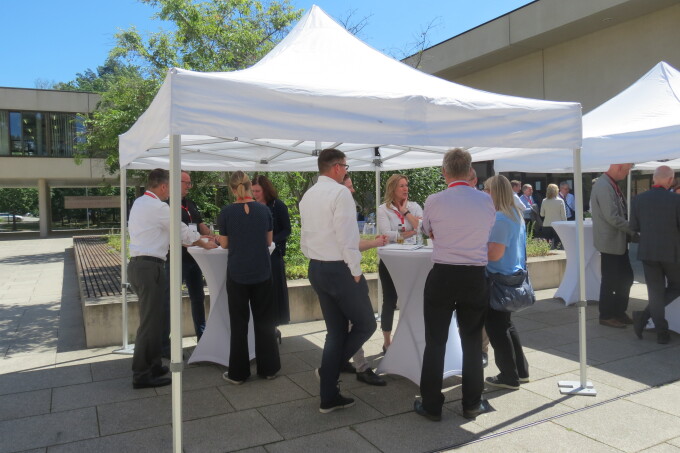 Führungskräfte tauschen sich aus - im Außenbereich am Stehtisch