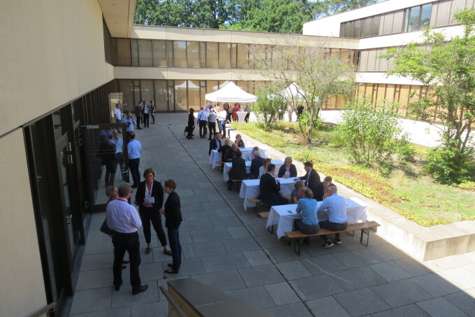 Blick auf den Außenbereich - Bierbänke und Stehtische sowie Festzelte