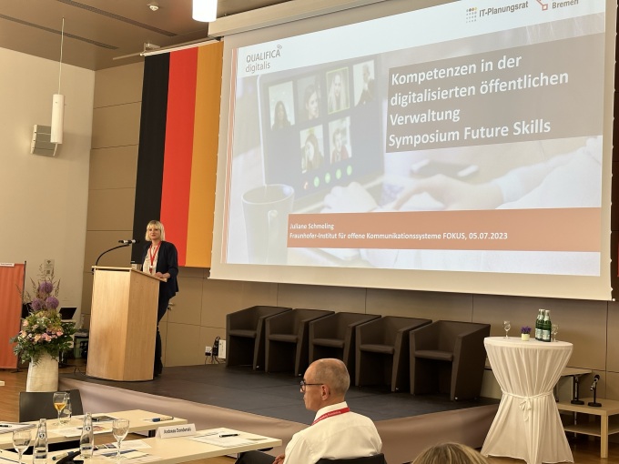 Juliane Schmeling erläutert den Kompetenzrahmen der Studie Qualifica Digitalis