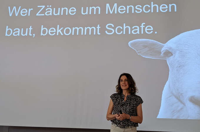 Frau Förster spricht auf dem Podium zum Publikum