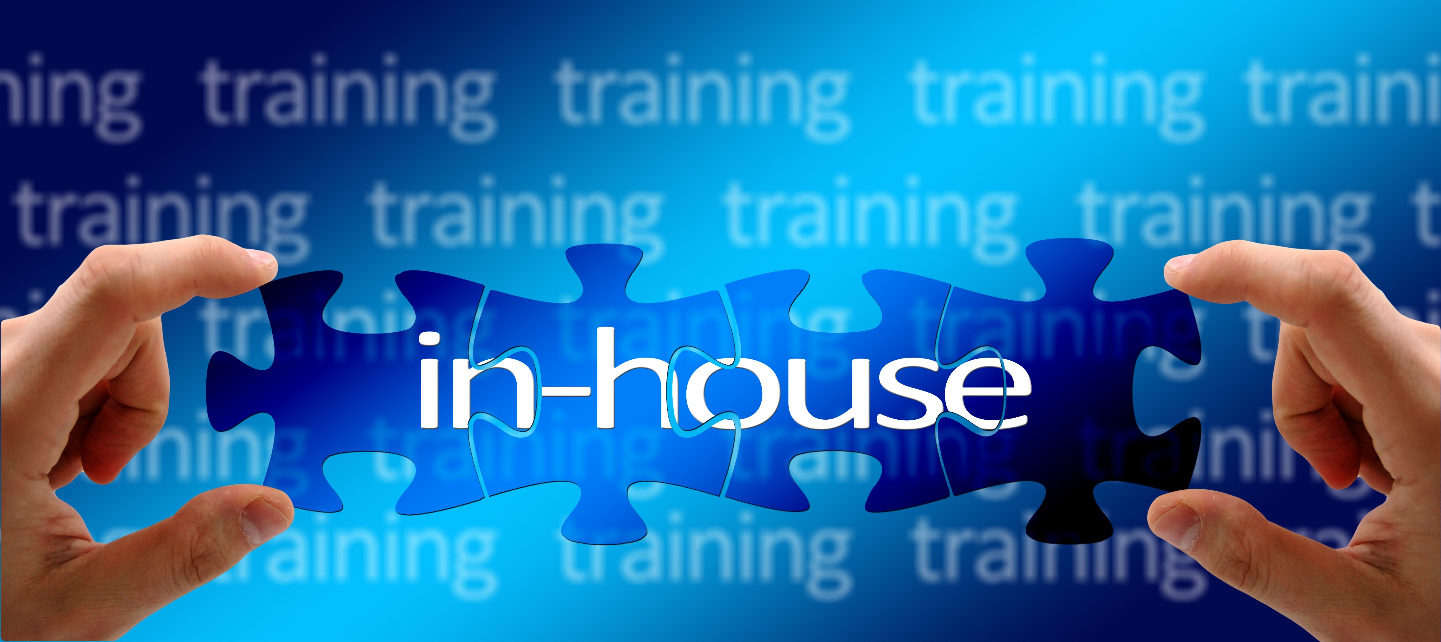 Bild mit Puzzleteilen, die sich zusammenfügen und Schrift "in-house", im Hintergrund "training"